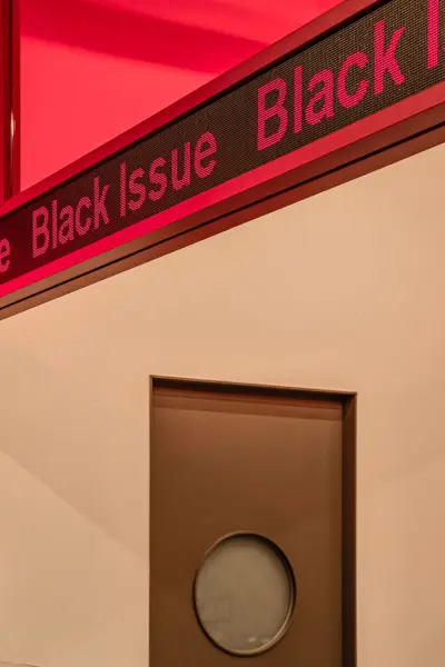 레트로 무드의 감각적인 카페 파사드 디자인